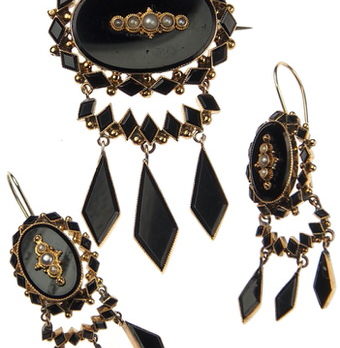 Set aus Brosche und Ohrringen mit Onyx und Perlen aus 14 Karat Gold