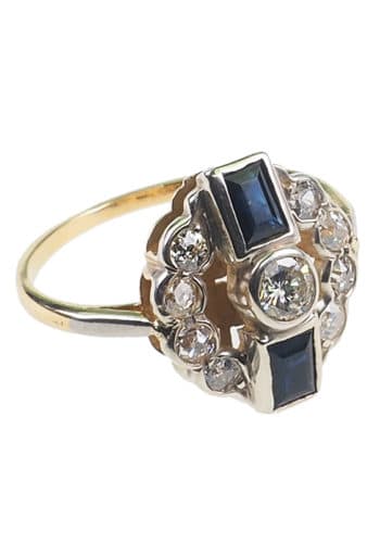 Um 1930 - Englischer Art déco Ring aus 18 ct. Gold, mit zwei Saphiren und neun Diamanten – Bild 3