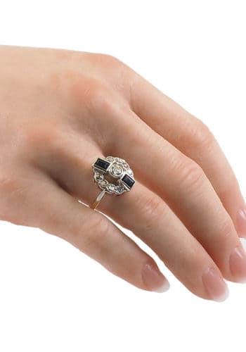 Um 1930 - Englischer Art déco Ring aus 18 ct. Gold, mit zwei Saphiren und neun Diamanten – Bild 5