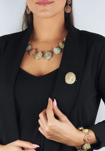 Um 1860 - Komplette Parure aus Italien, mit verschiedenfarbigen Lavakameen und vergoldeten Rahmen – Bild 3