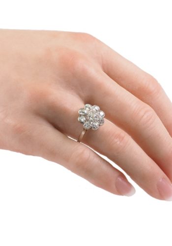 Um 1920 - 18 ct. Gold Ring / Verlobungsring mit Diamantcluster, aus dem Art déco England Daisy – Bild 5