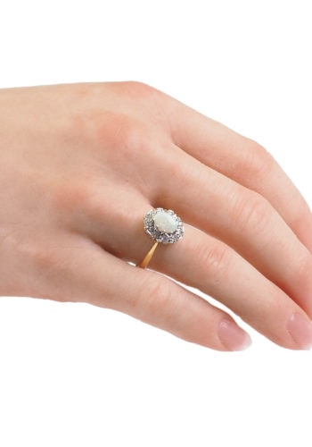 Datiert 1978 - 18 Karat Gold Opalring / Verlobungsring aus London, mit 10 Diamanten Daisy – Bild 4