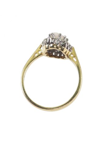Datiert 1978 - 18 Karat Gold Opalring / Verlobungsring aus London, mit 10 Diamanten Daisy – Bild 3