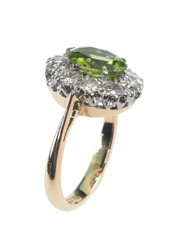 Um 1960 - 18 ct. Gold & Platin Peridotring / Verlobungsring mit 10 Brillanten Daisy – Bild 4