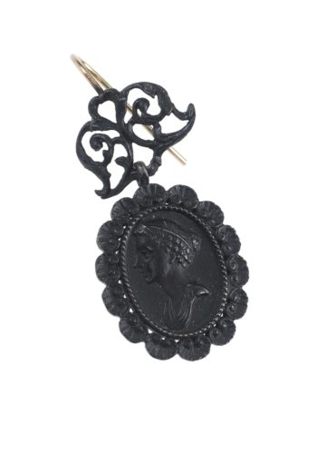 ** VERKAUFT ** Um 1810 - Berliner Eisen Ohrringe mit Flachreliefs "Amor + Psyche" – Bild 4