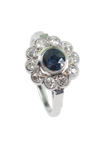 Um 1950 - 14 ct. Gold Saphirring / Verlobungsring mit 10 Diamanten, Wien, Österreich Daisy – Bild 3