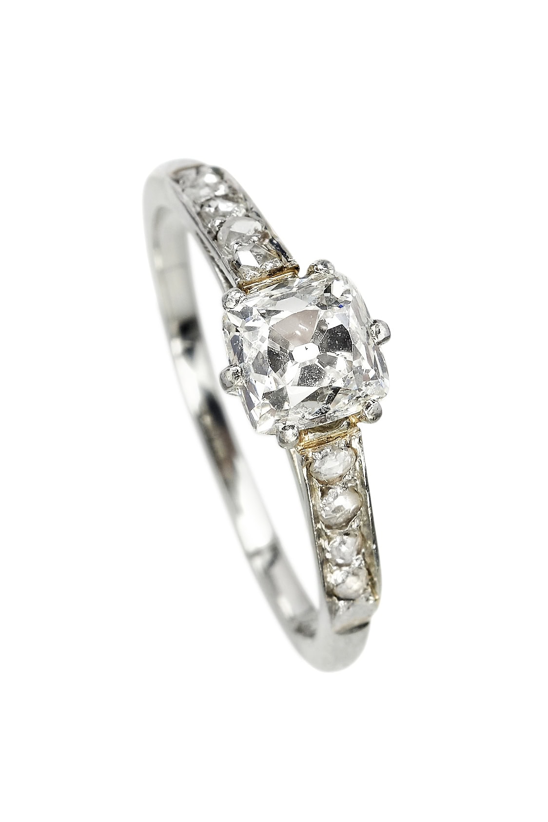 Vintage Verlobungsring mit Diamantsolitaire im Altschliff und seitliche Diamanten im Rosenschliff aus 18 Karat Gold