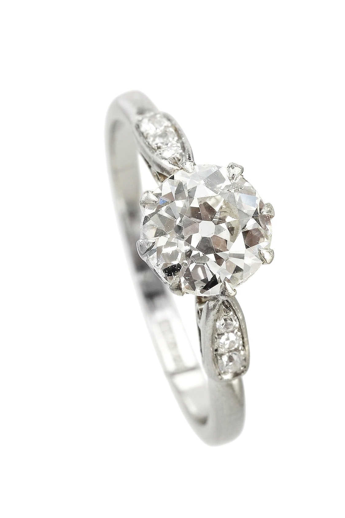 Vintage Verlobungsring mit Diamantsolitaire im Altschliff und seitliche Achtkant-Diamanten aus Platin