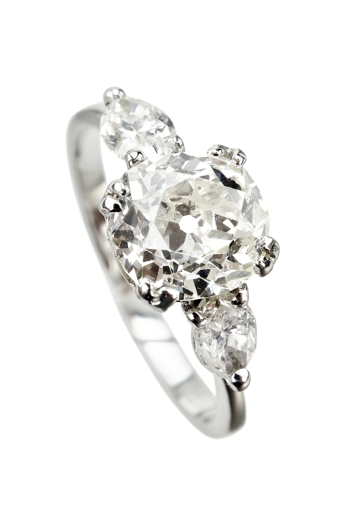 Vintage Verlobungsring mit Diamantsolitaire im Altschliff und seitliche Diamanten im Marquise-Schliff aus Platin