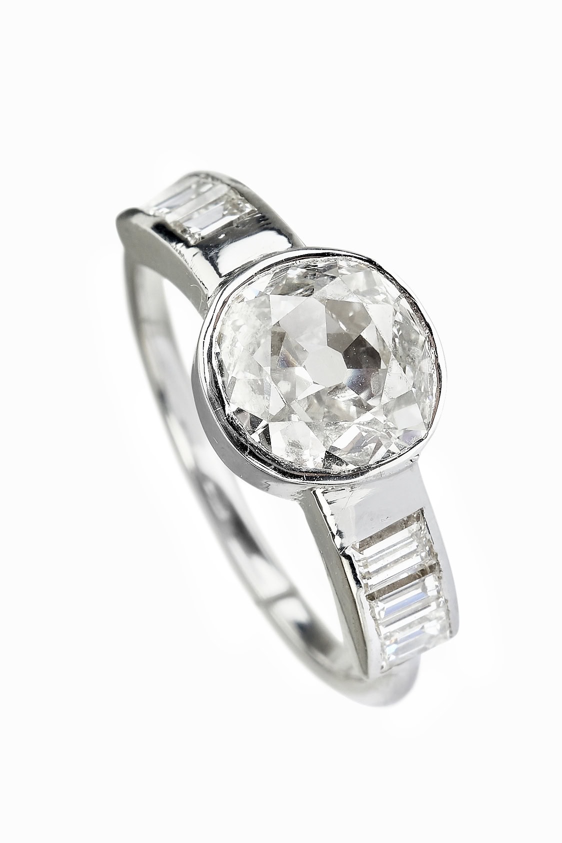 Vintage Verlobungsring mit Diamantsolitaire im Altschliff und seitliche Diamanten im Baguetteschliff aus 18 Karat Gold und Platin