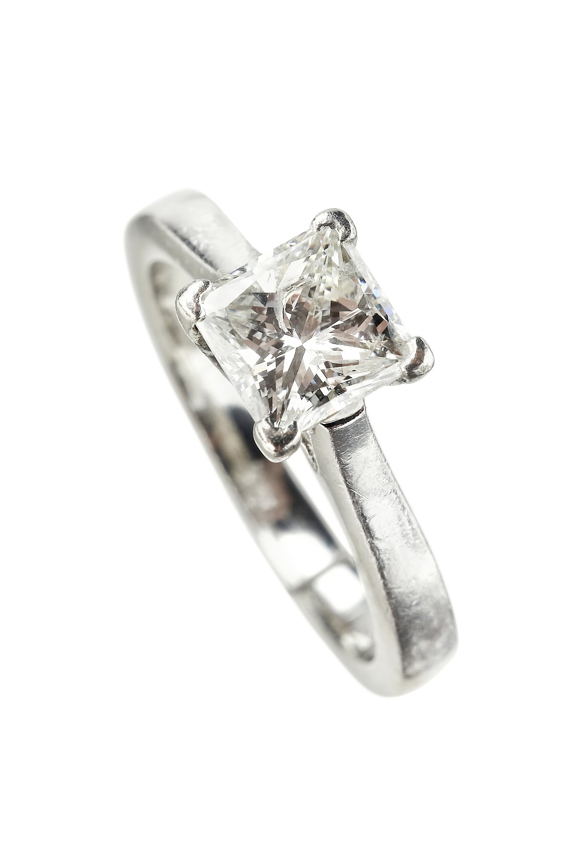 Vintage Verlobungsring mit Diamantsolitaire im Prinzessschliff aus Platin