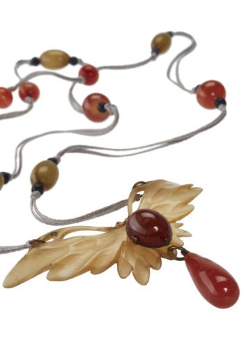 Um 1900 - Handgeschnitztes Horncollier mit Glasperlen, "Schmetterling" signiert von Elizabeth Bonté, Art nouveau Frankreich – Bild 4