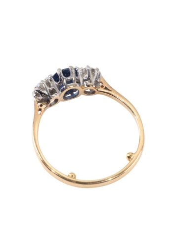 Um 1950 – Trilogie Ring mit Diamanten und Saphir – Bild 4