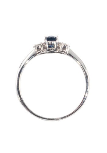 Um 1980 – Trilogy Ring mit Saphir und Diamanten – Bild 5