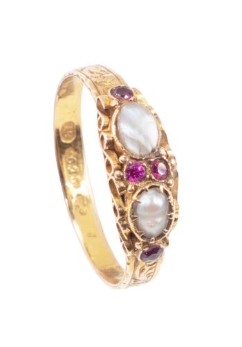 Datiert 1858 – Viktorianischer Ring mit Perlen und Rubinen