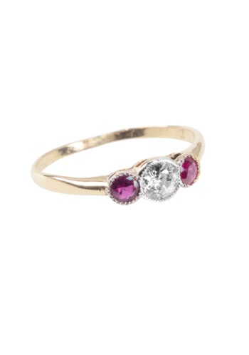Um 1920 – Trilogy Ring mit Rubinen und Diamant – Bild 3