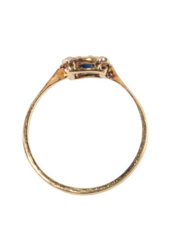 Um 1920 – Art Déco Ring mit Diamanten und Saphir – Bild 4