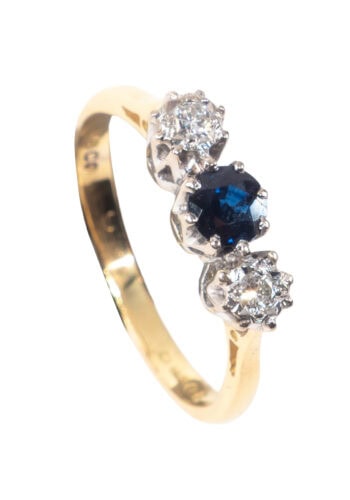 Datiert 1960 – Trilogy Ring mit Saphir und Diamanten
