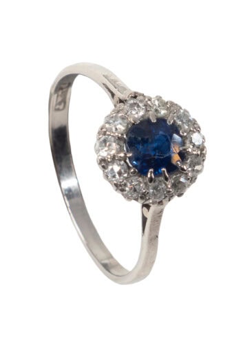 Um 1930 – Entourage Saphirring mit Diamanten