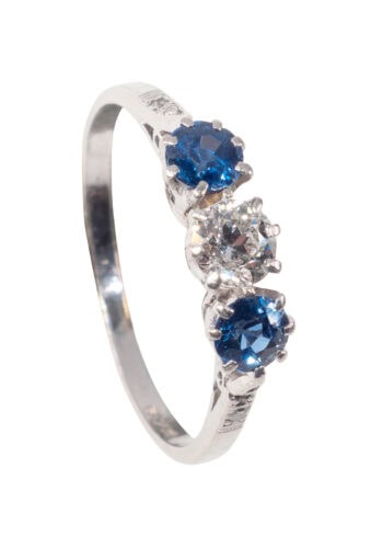 Um 1950 – Trilogy Ring mit Saphiren und Diamant