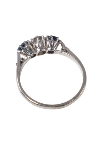 Um 1950 – Trilogy Ring mit Saphiren und Diamant – Bild 4