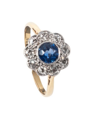 Um 1930 – Entourage Saphirring mit Diamanten