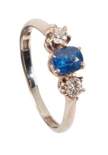 Um 1930 – Trilogy Ring mit Saphir und Diamanten