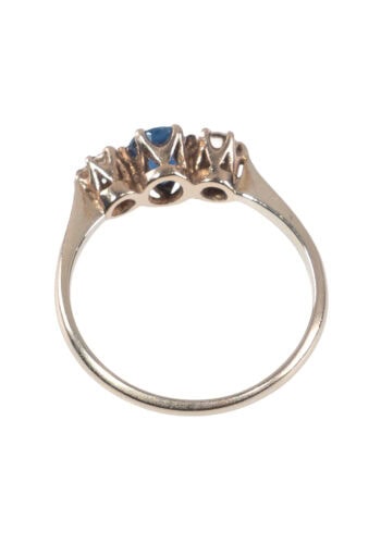 Um 1930 – Trilogy Ring mit Saphir und Diamanten – Bild 4