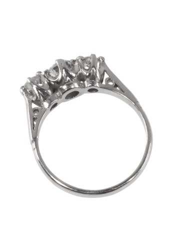 Um 1930 – Trilogy Ring mit 3 Diamanten – Bild 4