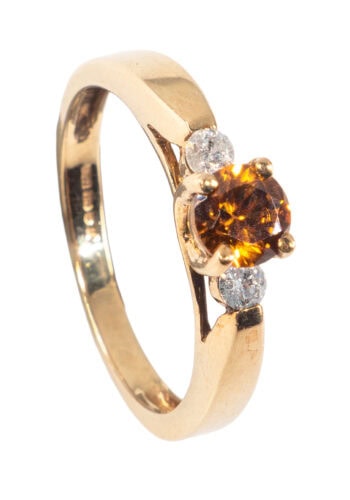 Datiert 1980 – Goldring mit gelbem Saphir und Diamanten