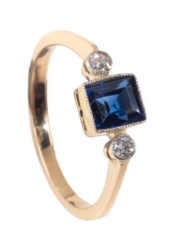 Um 1930 – Trilogy Ring mit Saphir und Diamanten