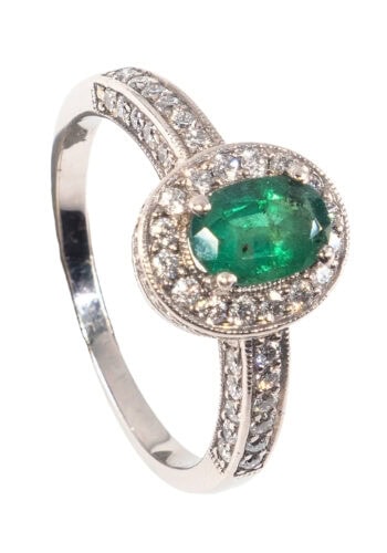 Um 1980 – Entourage Ring mit Smaragd und Diamanten