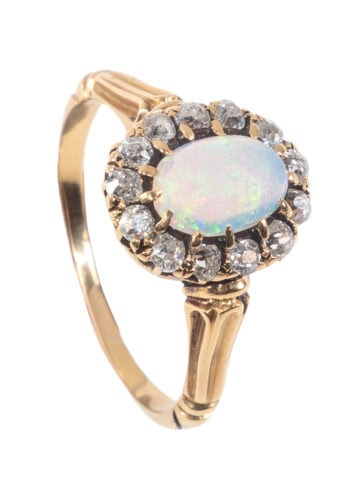 Um 1930 – Entourage Ring mit Opal und Diamanten