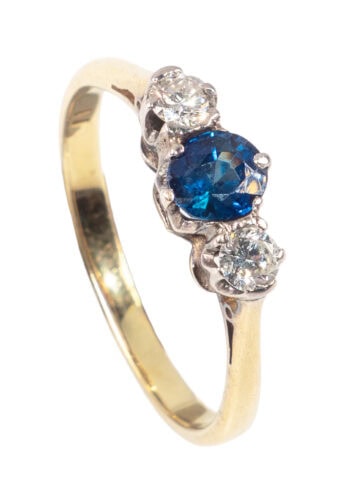 Um 1930 – Trilogy Ring mit Saphir und Diamanten