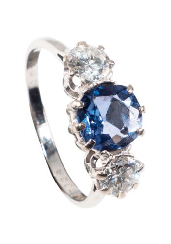 Um 1950 – Trilogy Ring mit Saphir und Diamanten