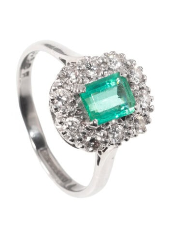 Um 1950 – Entourage Ring mit Smaragd und Diamanten