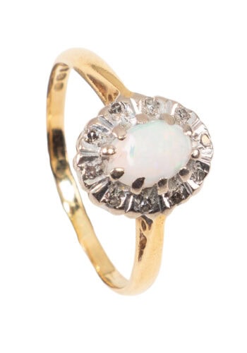 Um 1900 – Entourage Ring mit Opal und Diamanten