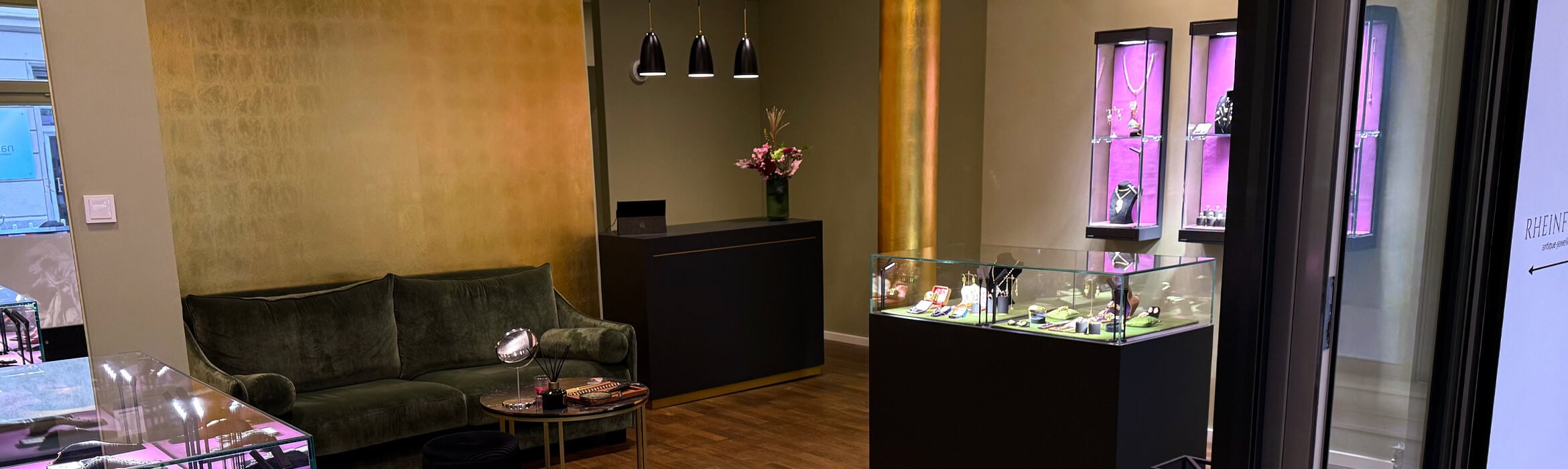 2340x700 Showroom munich slide 01