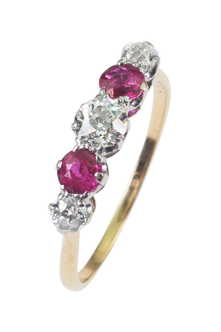 Art déco Verlobungsring mit Rubine und Diamanten aus 18 Karat Gold und Platin