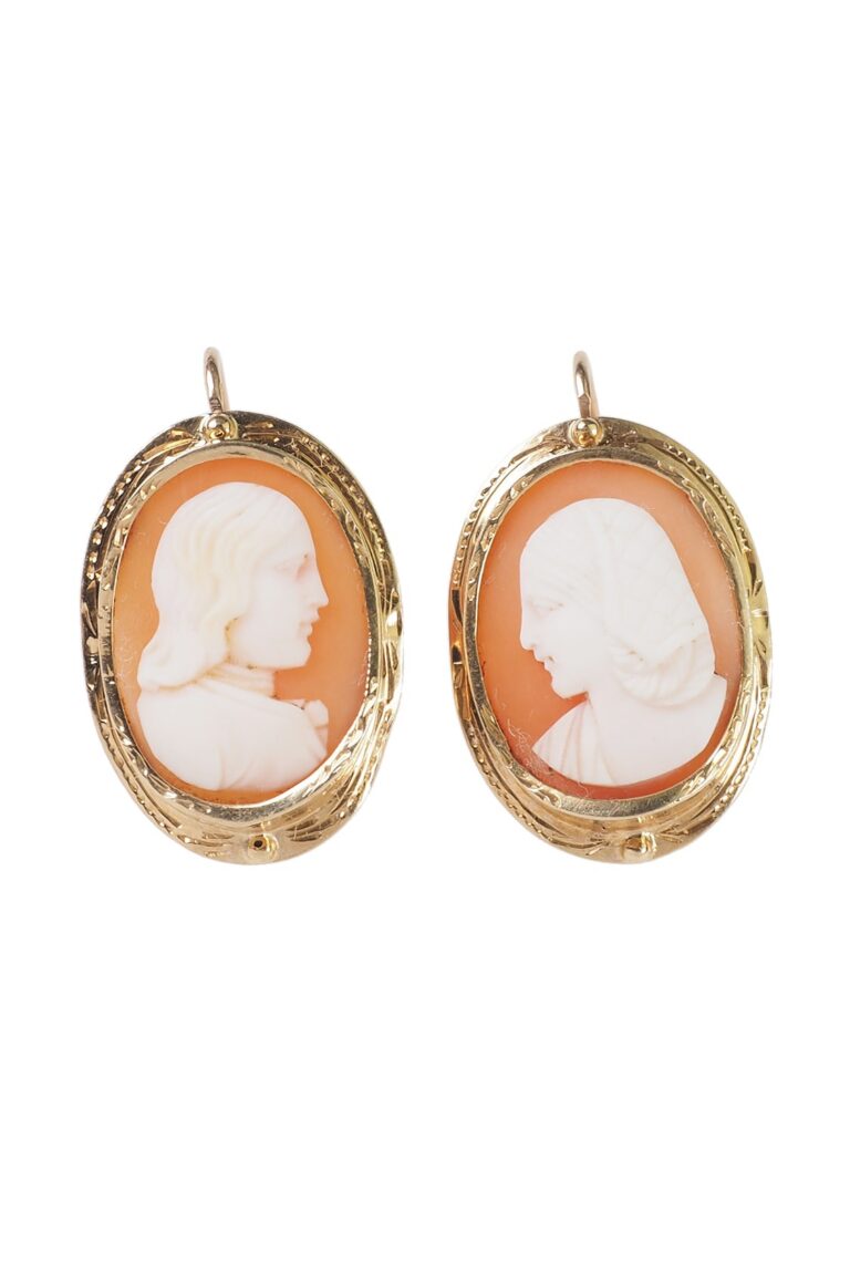 Napoléon III. Ohrringe mit Muschelkameen aus 18 Karat Gold