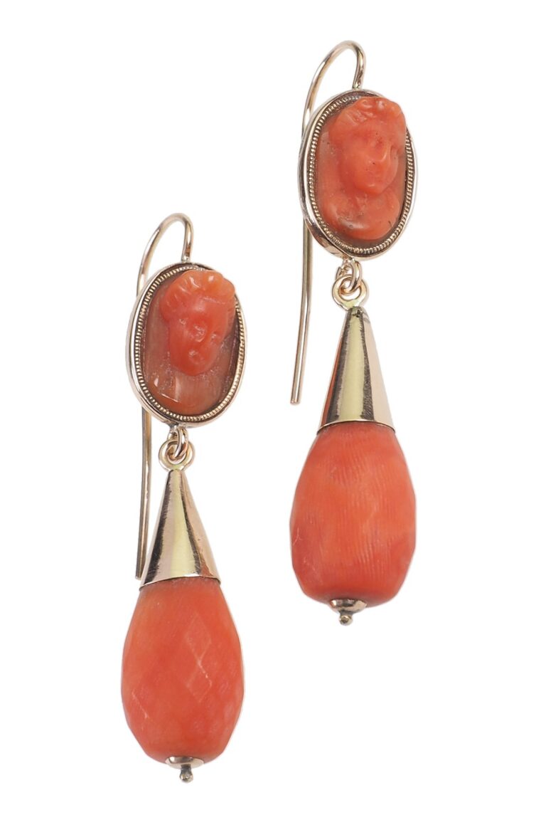 Viktorianische Ohrringe mit Korallenkameen aus 18 Karat Gold