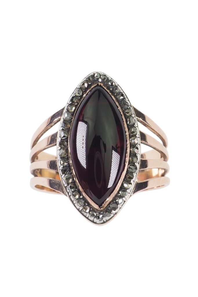 Viktorianischer Ring mit Granat Cabochon und Diamanten aus 15 Karat Gold