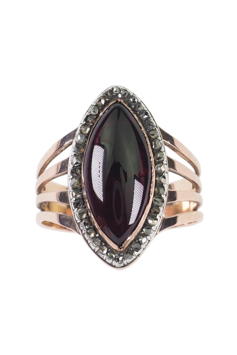 Viktorianischer Ring mit Granat Cabochon und Diamanten aus 15 Karat Gold
