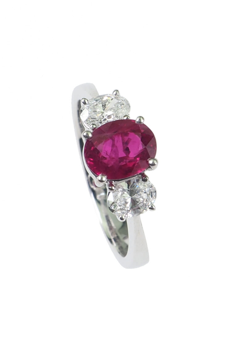 Vintage Verlobungsring mit Rubin und Diamanten aus 18 Karat Gold