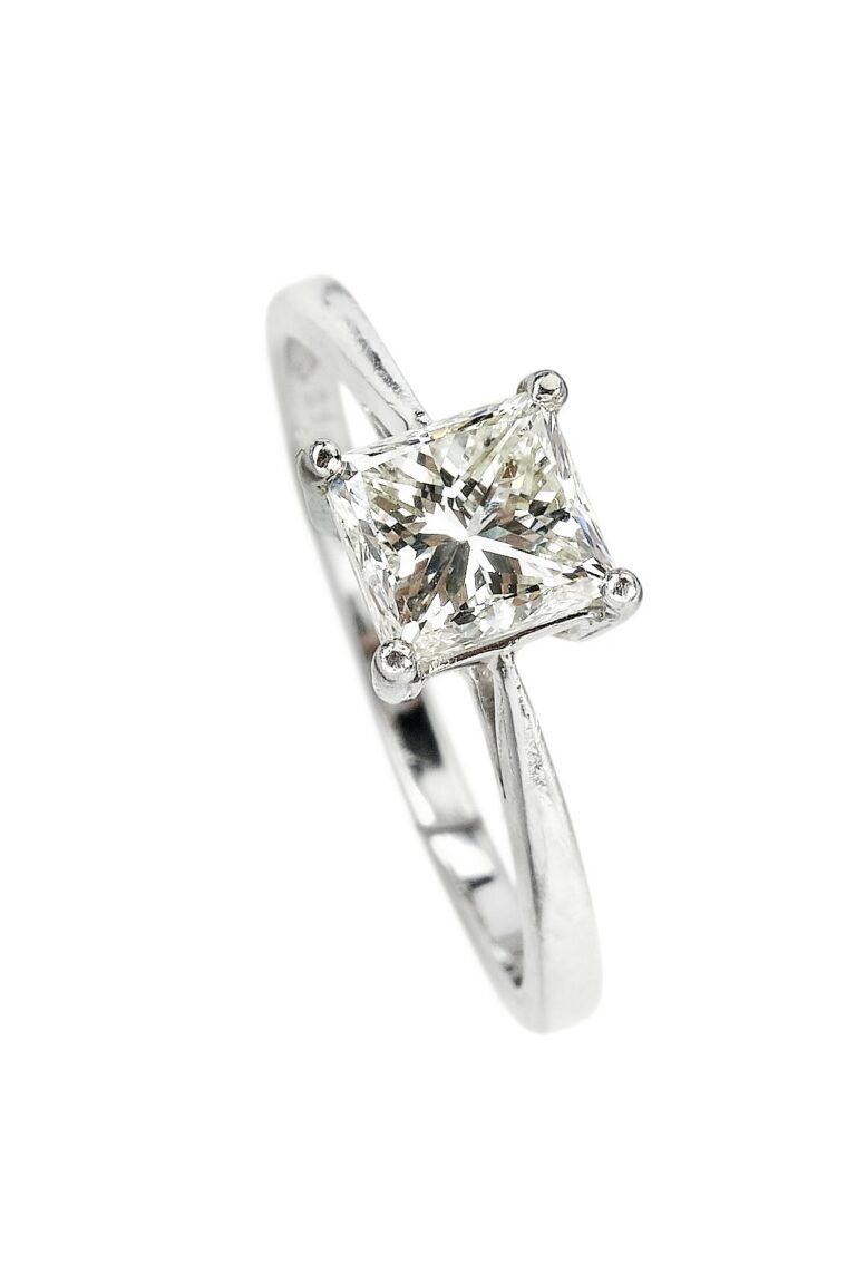 Vintage Verlobungsring mit Diamantsolitaire im Prinzessschliff aus Platin