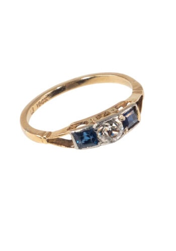 Um 1930 – Trilogy Ring mit Saphiren und Diamant – Bild 3