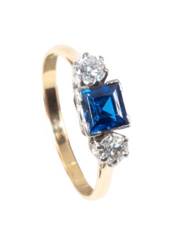 Um 1970 – Trilogy Ring mit Saphir und Diamanten