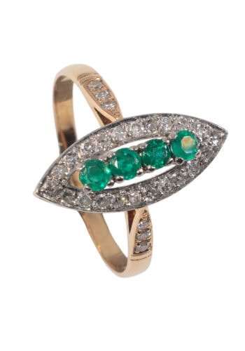 Um 1920 – Art Déco Ring mit Diamanten und Smaragde