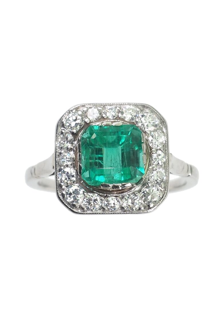 Art déco Verlobungsring mit Smaragd und Diamanten aus Platin