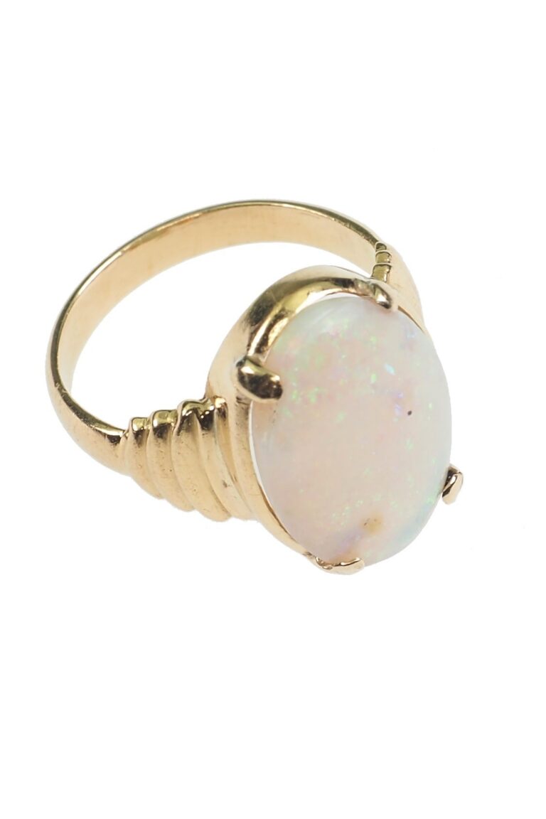 Art Déco Ring mit Opal und Diamanten aus 18 Karat Gold